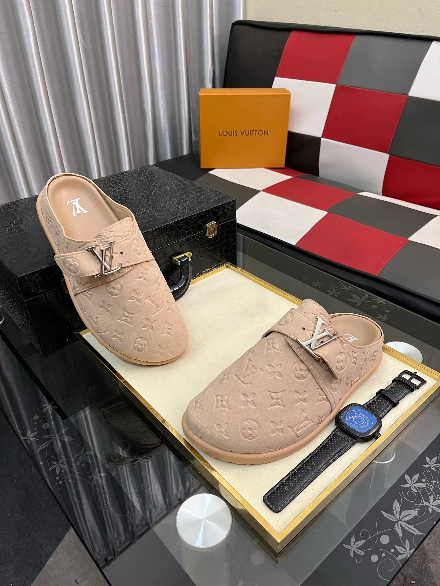 Men's shoes 💰380⌚️⌚️2025 new men's casual sandals and slippers, made of suede cow leather, with Monogram pattern to highlight the trendy style. Adjustable straps illuminated with LV letters, while a resilient insole and micro outsole provide lightweight comfort. Made of suede cow leather with embossed Monogram pattern and brand element metal hardware✅Adjustable straps➕Tough insole‼ ️Micro outsole. Comfortable and easy to wear‼ ️size: 38-446️⃣Colors available